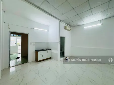 Phòng có bếp riêng + ban công rộng ngay công viên làng hoa