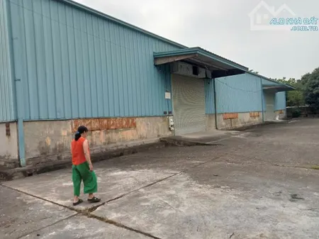 cho thuê kho tai trại gà phúc diễn nam từ liêm DT. 2.100m kho zamil cao 9m xe contair vào