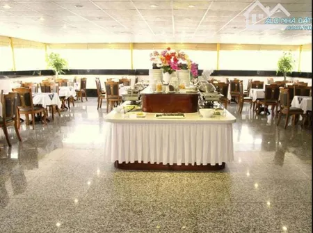 khách sạn 75 phòng- mt đường lớn đối diện chợ bến thành- ngang 8m- giá: 1,3 tỷ/th