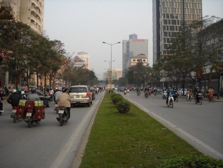 Cho thuê nhà 4 tầng mặt đường Láng. Diện tích tầng 1: 469 m2, tầng 2 tầng 3: 454 m2, tầng 4: 301 m2