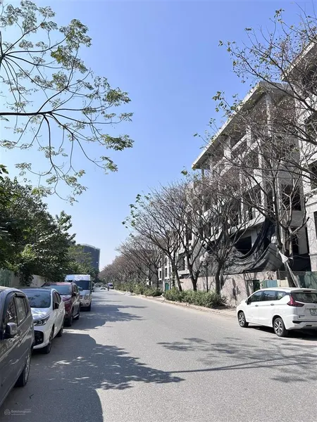 Bán đất phân lô a38 tư đình long biên 105m2, trục chính, khu quân đội, đường to lắm, giá 29.8 tỷ