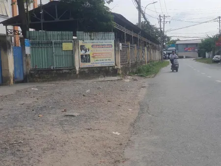 Cho thuê nhà 2 mặt tiền đường đối diện trường học thcs tam đông 1. gần chợ trường học, kdc đông đúc