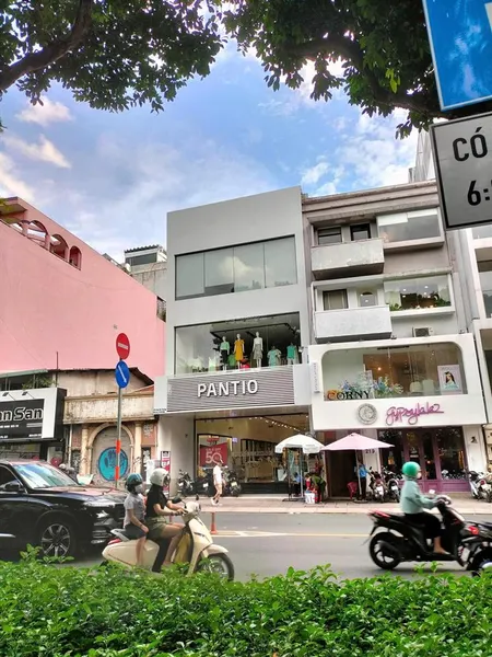 215a 215b hai bà trưng, p6, q3 góc điện biên phủ, đối diện cv lê văn tám (có bãi giữ xe hơi rộng)
