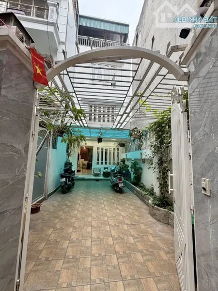 Cho thuê nhà Nguyên căn ngõ 209 Đội Cấn DT 90m x 4 tầng, MT 5m, giá thuê 34 triệu