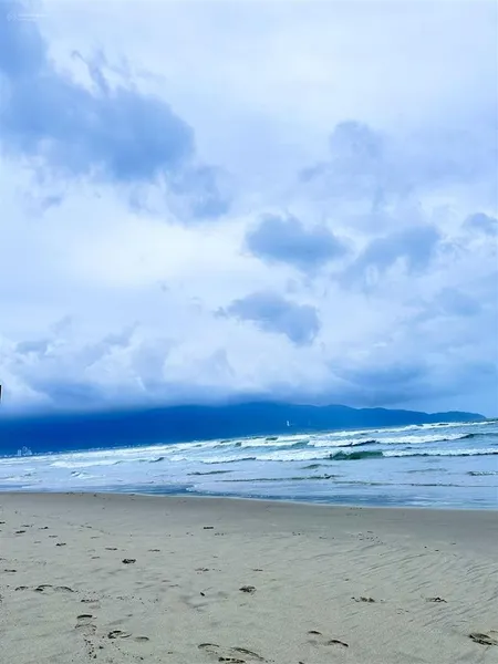 Mt biển hoàng sa, 1000m2 (ngang 20m), mặt tiền biển, xây được cao tầng.