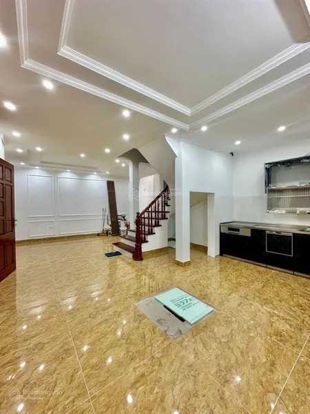 Nhà mới keng trần khát chân to rộng gần phố. xây 5 tầng 6 ngủ rộng. mặt tiền 8.5m thoáng trước sau