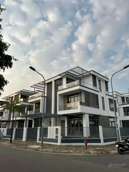 Chính chủ cần bán nhanh căn 100m2 trệt 2 lầu đường 20m giá 8.3tỷ sh hoàn công 0938 256 ***