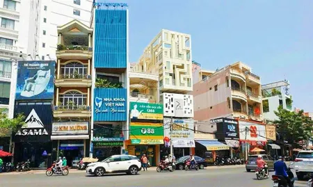 Nhà 2 tầng mặt tiền đường quang trung, đối diện vòng xoay cách biển trần phú 450m. giá 190tr/ m²