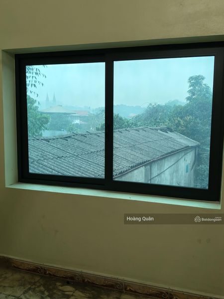 Thuê nhà 3 tầng mặt phố - 220 m2 giá 12tr/th Nguyễn Đức Cảnh, 5 ngủ, 3 điều hoà, 3 TV, sân vườn