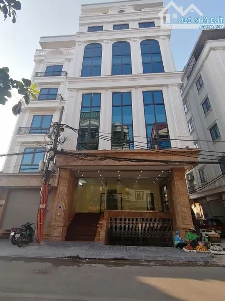 Cho thuê tòa nhà VP tại Nguyễn Xiển .DT : 160 M * 7 Tầng + 1 Hầm . MT : 12 M . Thông sàn
