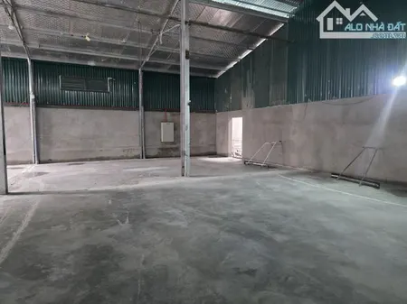 Cho thuê kho xưởng lâu dài, diện tích1800m2, mặt tiền 30m, mới đẹp, ô góc.