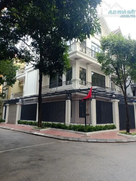 Cho thuê biệt thự Mễ trì 130m2x4T, thông sàn, thang máy, nhà mới làm Vp lớp học