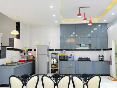 Nhà bán mặt tiền đường số 10, kdc phong phú 5, bình hưng. dt 7x19,5m xây 3 lầu. giá 15,9 tỷ