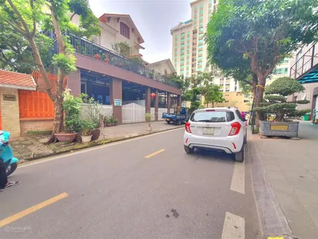 Bán biệt thự trong khu đô thị dịch vọng cầu giấy, 310 m mt 15 m thang máy, hướng đông nam, 95 tỷ.