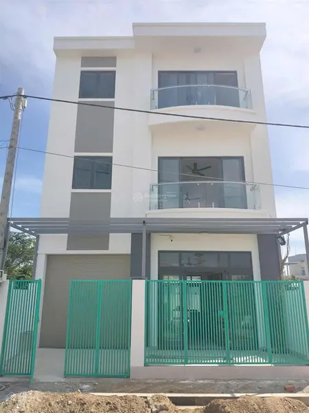 Hạ giá gần 1 tỷ, bán nhanh trước tết, nhà phố mặt tiền rộng 7,5m, 2 mặt tiền đường