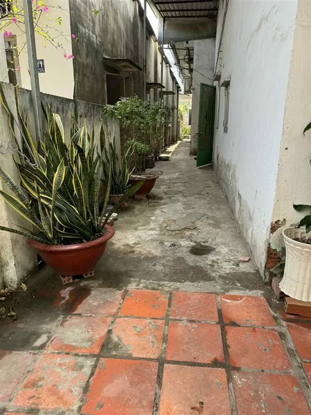 Diện tích 140.5m2 1 phòng khách, 2 phòng ngủ, 1 bếp, 2 wc. sổ đỏ chính chủ. giá bán 45tr/m2.