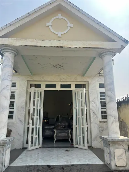 Bán nhà đường 826c long hậu 5*21,5m, gía 2,35 tỷ, hẻm xe hơi, shr, kế sg village, gần lê văn lương