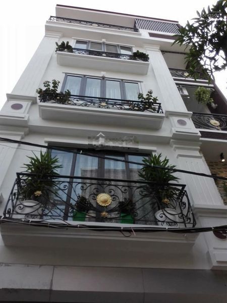 Cho thuê nhà phân lô Nguyên Hồng, DT 55m2 x 5 tầng, mặt tiền 4m, 2 ô tô tránh. Giá 19tr/th