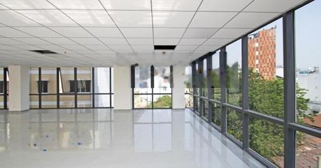 Quang Trung, sàn 140m2 chuẩn PCCC mặt tiền 7m hiện đại, có hầm để nhiều xe. Giá 30 triệu/tháng