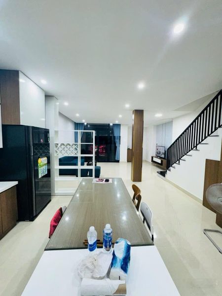 Cho thuê vào ở nhà nhà đẹp mặt tiền Lương Thúc Kỳ trục thẳng ra biển 300m.