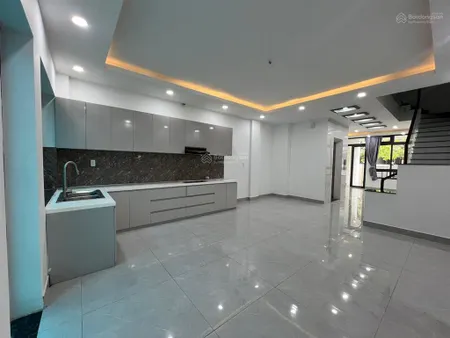 Nhà nguyên căn 5x21m, hầm + 4 tầng (sd 350m2) vạn phúc. nhà có 5pn, máy lạnh, thang máy. giá 37tr