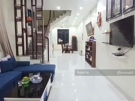 Cho thuê nhà nguyên căn cự khối 60m2 3pn full nội thất ô tô đỗ cổng giá 7 tr