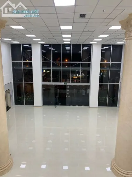 Cho thuê toà nhà số 73 73A Kinh Dương Vương Quận 6. DT 20 X 35m