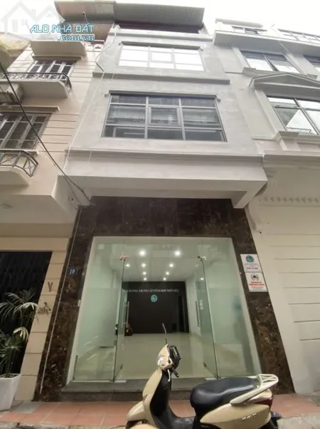 Cho thuê nhà mặt ngõ Đỗ Quang DT:50m2,4 tầng, MT5m.Giá 20tr/th.