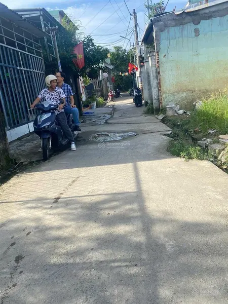Đất kiệt ô tô 5m mẹ suốt. diện tích 100m2 ngang 5m, hướng tây. giá 2,1 tỷ