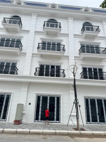 Chính chủ gửi bán liền kề cạnh góc đối diện chung cư kinh doanh tốt xây thô 4,5 tầng, dt 90m2