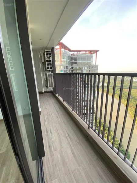 Bán ch tòa the landmark 93m2 3pn 2vs, hướng đông nam, view hồ thiên nga, có khoáng nóng