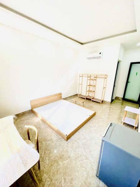 Phòng full nội thất có máy lạnh, bảo vệ 24/24. giờ giấc tự do.