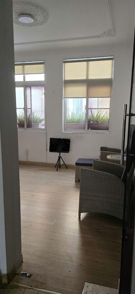 Cho thuê tầng 2, 3 - 200m2, lối đi riêng, mặt tiền Ng Văn Linh