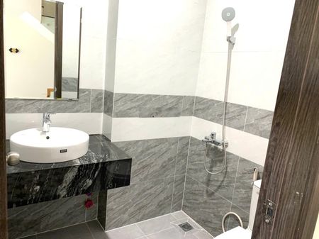 Cho thuê 1 trệt 1 lầu, văn phòng, ngang 5m, mặt tiền đường 14m, thuận tiện mở văn phòng cty