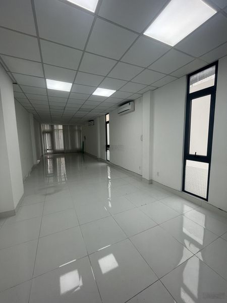 Văn phòng 70m2 trống suốt sát khu Phú Mỹ Hưng sẵn máy lạnh, thang máy, hình thật