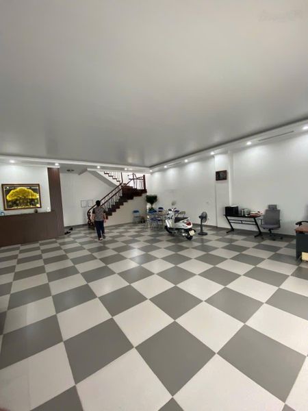 Cho thuê nhà mặt phố trung tâm thành phố Hưng Yên, 120m2 x 5 tầng có thang máy