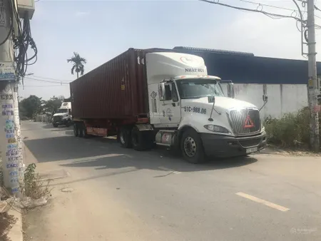 Cho thuê 2 nhà xưởng khách nội thất hết hạn hđ 1600m2 giá 60tr và 1800m2 giá 65tr xe cont đậu