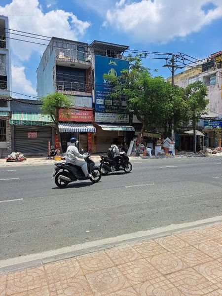 Cho nhà mặt tiền diện tích 345m2, nhà gần ngã 3 phù hợp kinh doanh buôn bán, 098860077 Năm