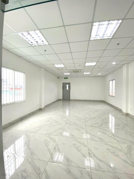 Cho thuê VP Tân Cảng 130m2, view Landmark, ô tô đỗ cửa, cửa sổ 2 bên thoáng mát