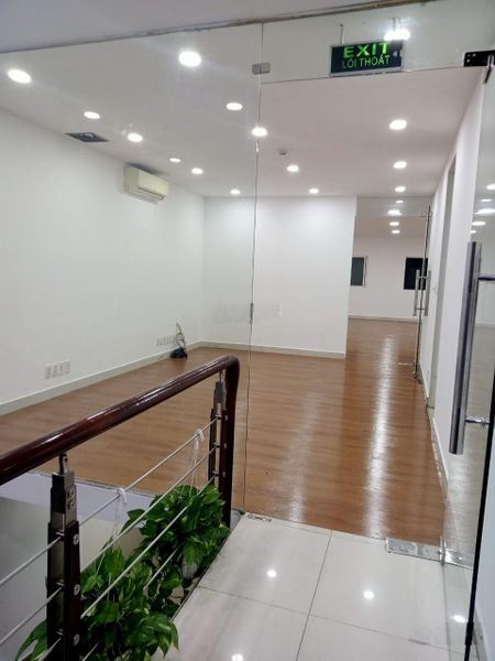 văn phòng cho thuê tầng trệt dt 60m2.nguyễn hiến lê.p13.tân bình,gần nhà ga T3