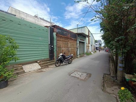 Cho thuê nhà kho cấp 4 đường Bến Lội, phường Tân Tạo. DT: 4x15m.