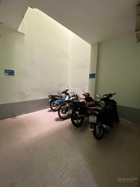 Căn hộ lầu 1 có ban con cực rộng ngay trung tâm phường 1, quận 3, giáp q. 1 và q. 5