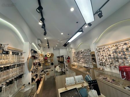 Siêu hiếm! Sang nhượng cửa hàng mặt phố lớn giá thuê rẻ nhất phố 12tr/1 tháng 35m2