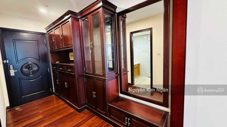 Cho thuê căn 3PN góc rộng 187 m2 tòa R1-2 đồ cơ bản giá 25tr/tháng, LH: 0912396400