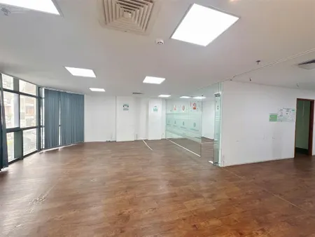 Văn phòng cô giang 100m2 sàn suốt, view kính thoáng, có sân đậu ô tô, ngăn sẵn phòng họp, phòng kho