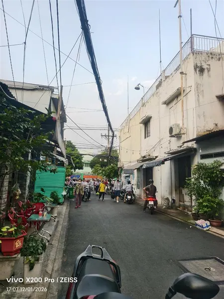 Mtkd thạch lam ngay trường học 4m x 21m 2 tầng không lộ giới đường rộng 10m
