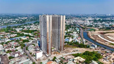 Cần bán nhanh căn hộ 2pn 2wc 74m2 giá tốt 35 triệu/m2, tầng cao, a&t sky garden ql13, hỗ trợ vay!