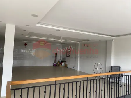 Cho thuê mặt bằng lầu 1 đường Trường Sa, Phường 13, Quận 3 - nhà mới đẹp - rộng