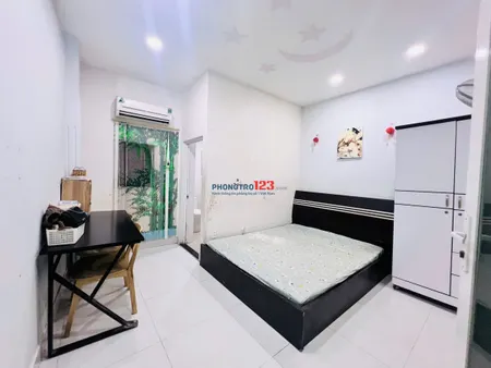 Phòng trọ số 4E bàu cát 1 dt 20m2 đầy đủ nội thất . Toillet riêng , máy lạnh , tủ lạnh …v.v..