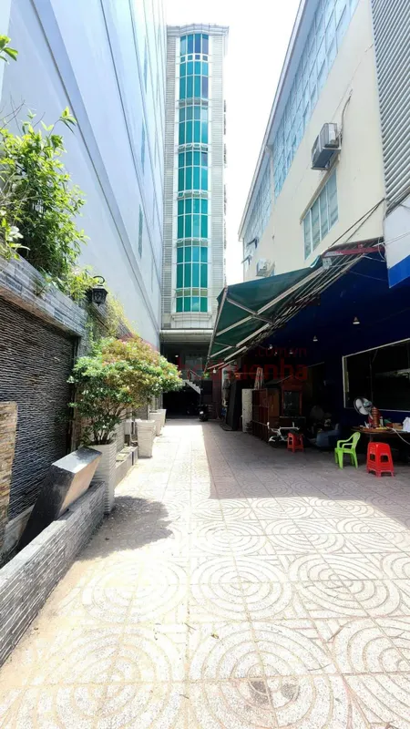 Cho thuê tòa nhà văn phòng - Ngang 8M x dài 30M - Phường 11 - Quận Phú Nhuận